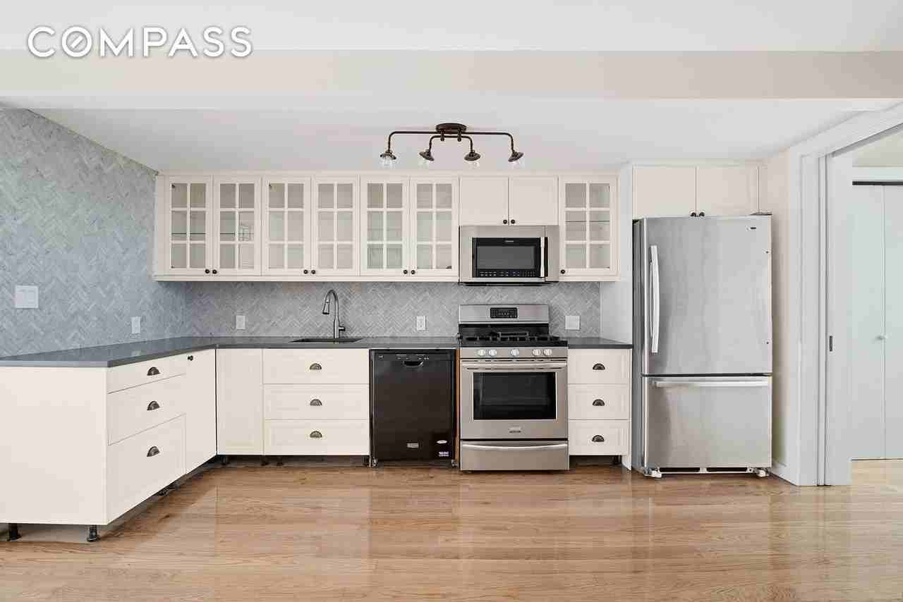 682 10th St - Photo 2 of 6