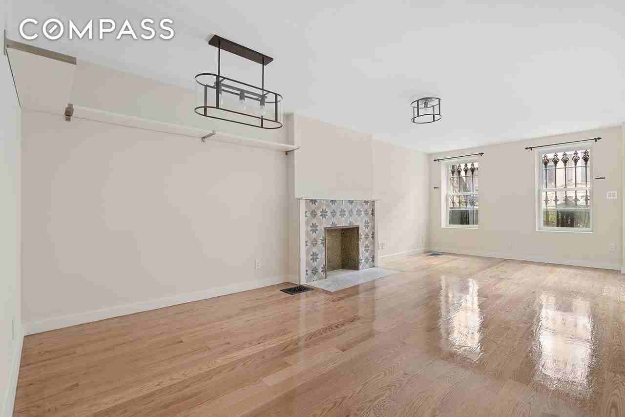 682 10th St - Photo 3 of 6