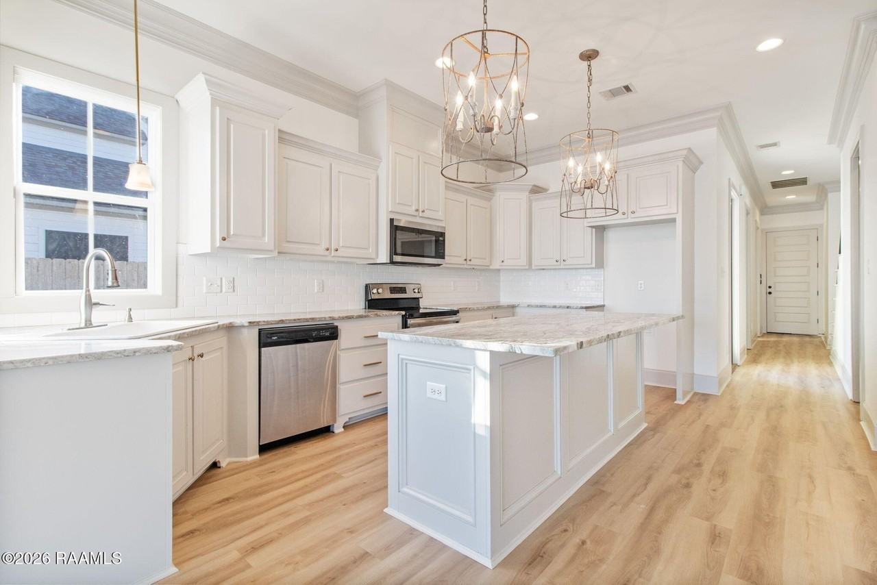 305 San Sebastian Dr - Photo 4 of 16