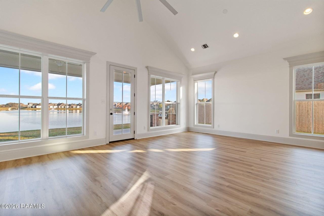 305 San Sebastian Dr - Photo 7 of 16