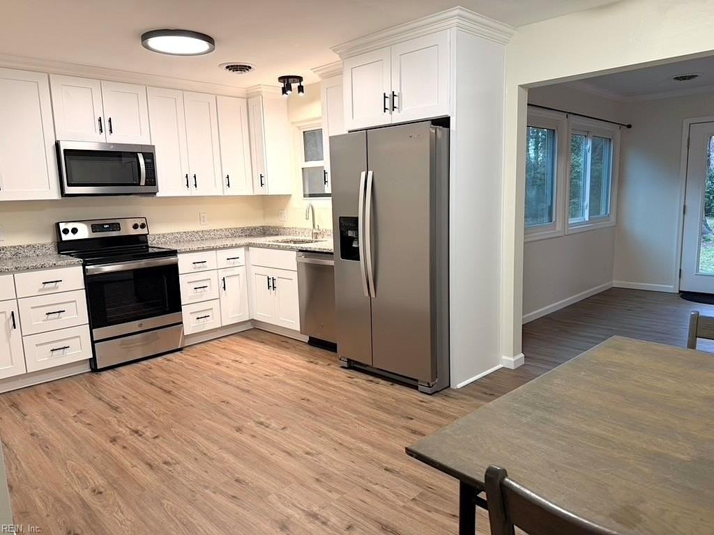 990 Green St - Photo 5 of 29