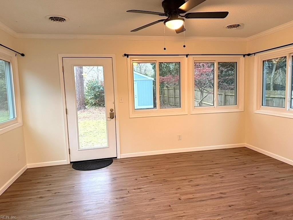 990 Green St - Photo 7 of 29