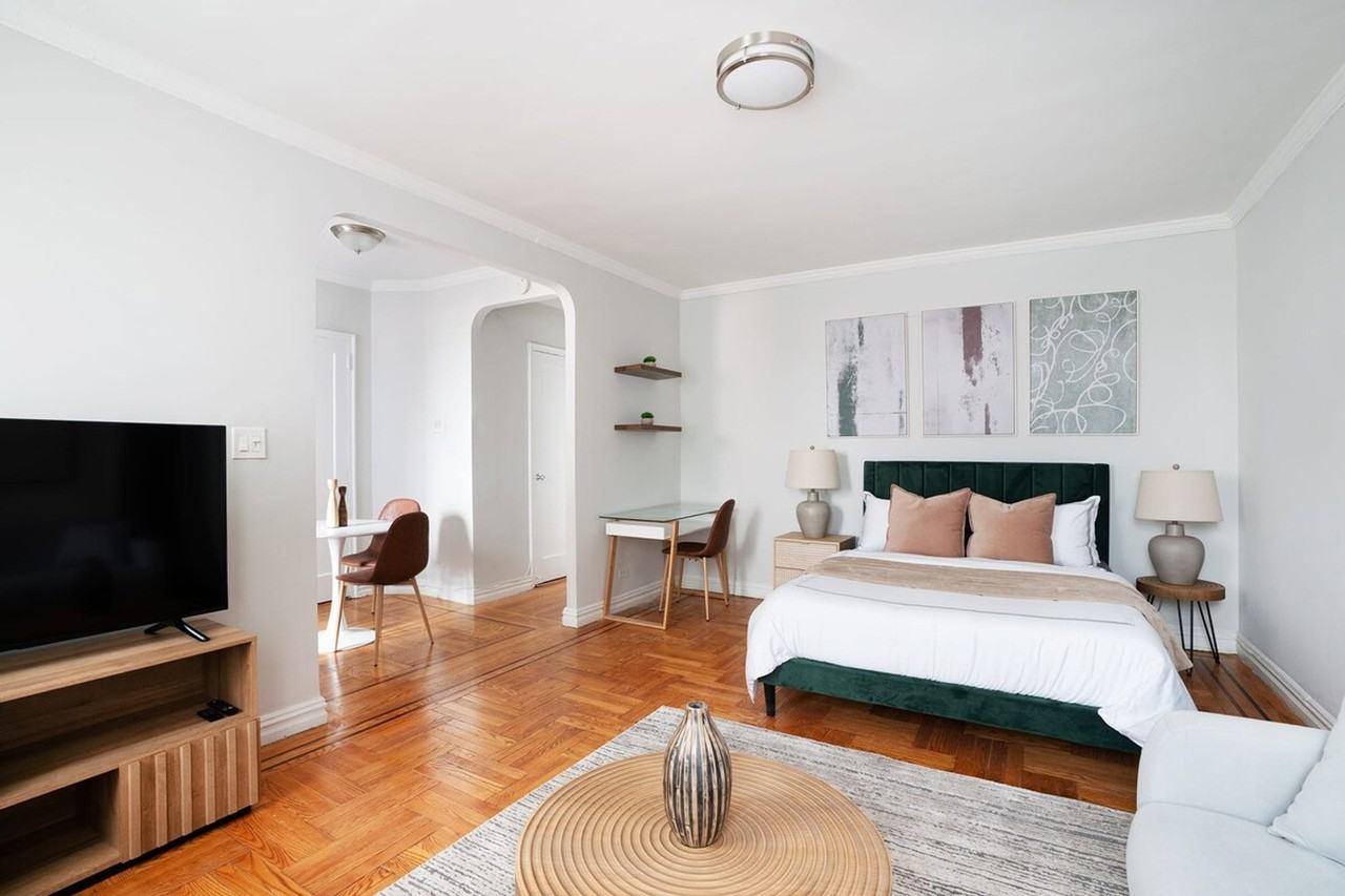 105 E 24th St #1021973P - Photo 4 of 12