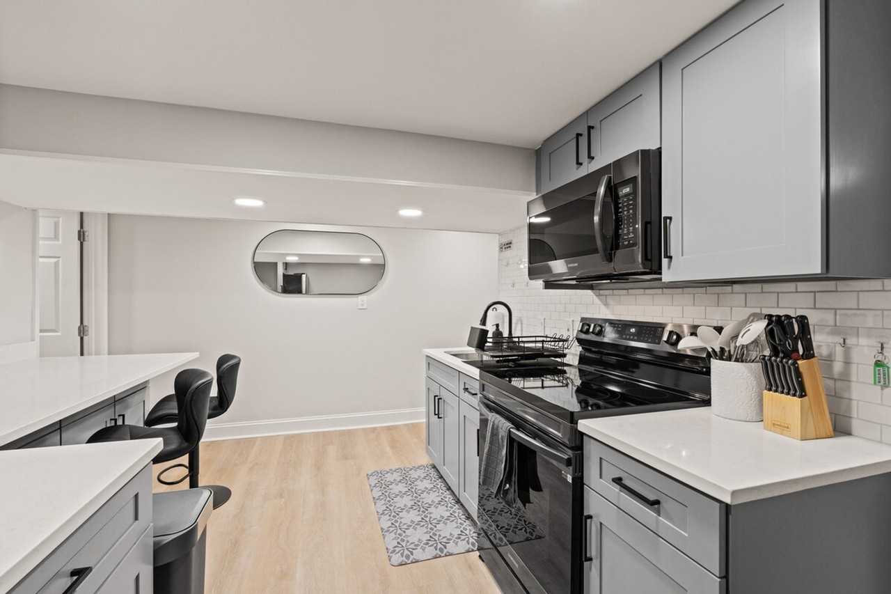 651 Columbia Rd Nw #1511068P - Photo 2 of 8