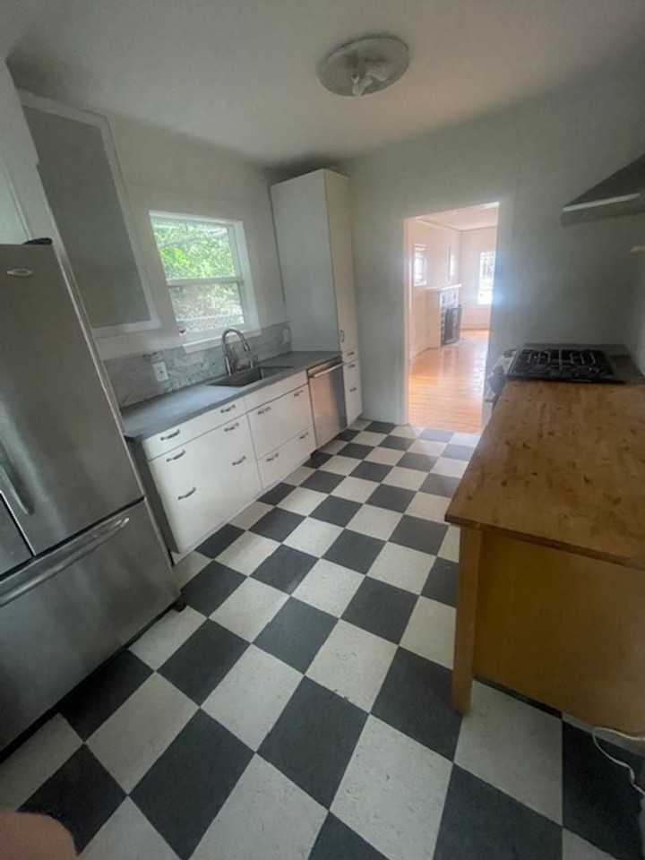 1424 E 20th St - Photo 5 of 36