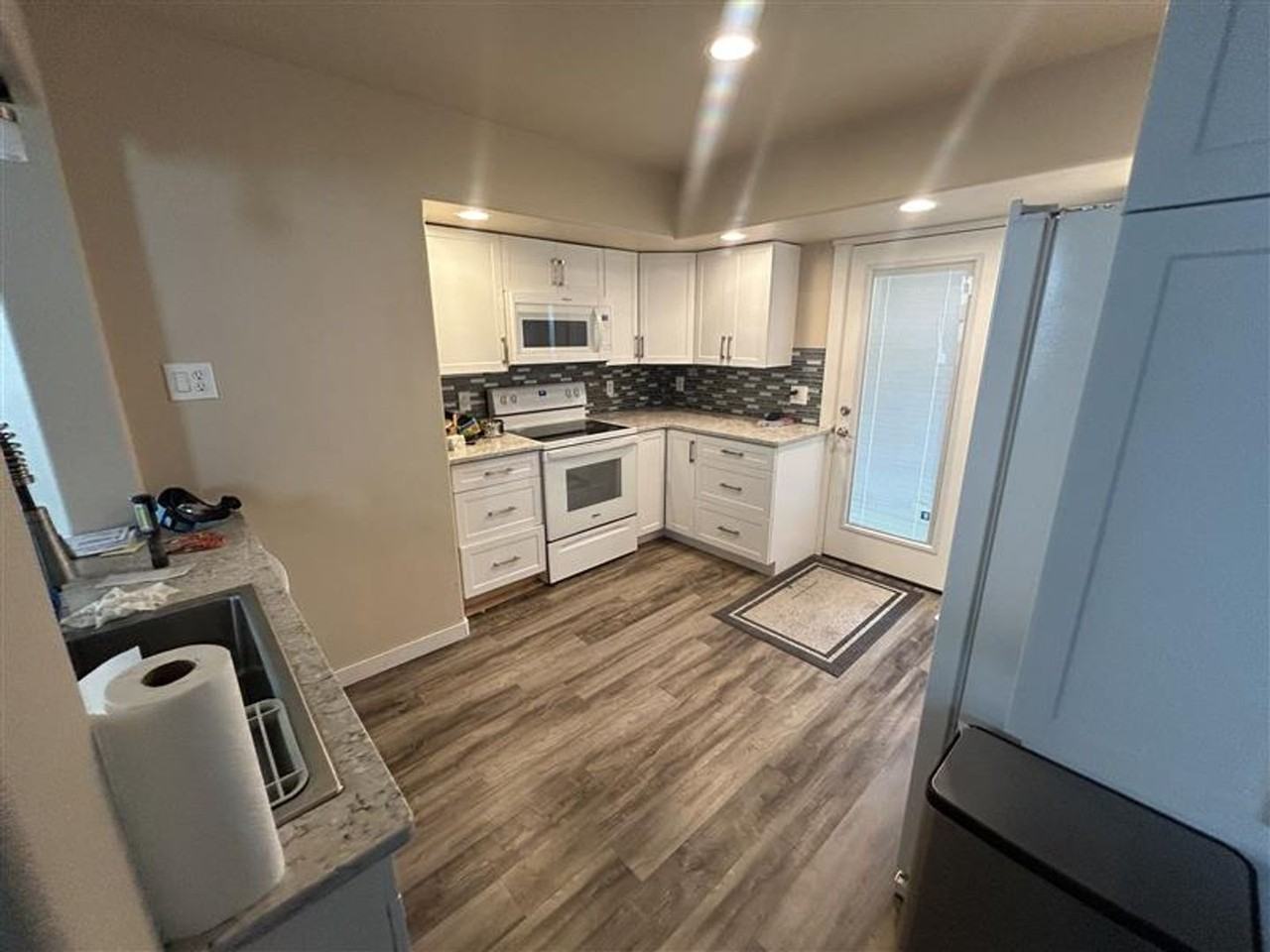 211 Baker St - Photo 2 of 43