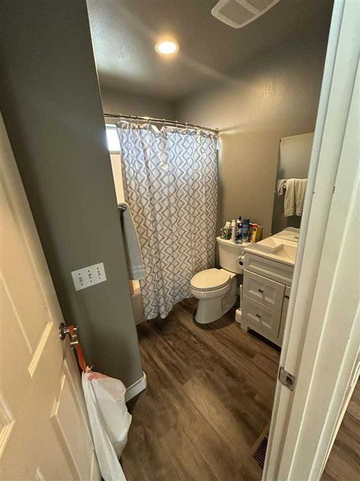 211 Baker St - Photo 4 of 43