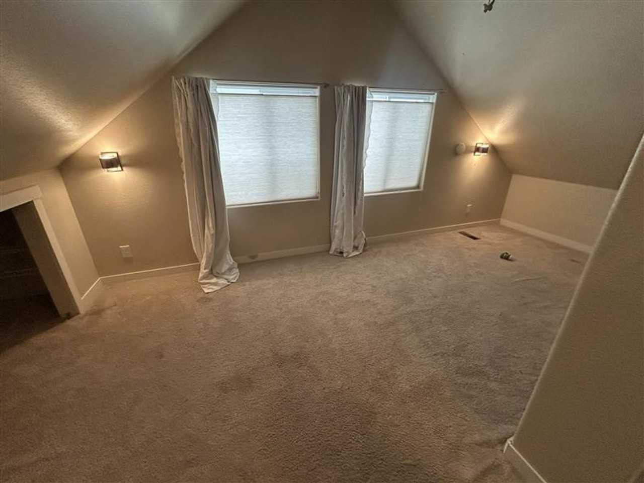 211 Baker St - Photo 5 of 43