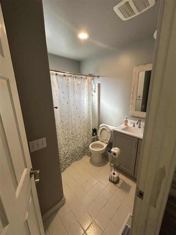 211 Baker St - Photo 7 of 43