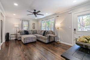 featured image of 6 Oriole Dr