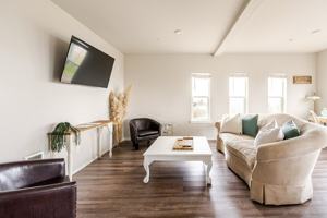 featured image of 704 E Wright Ave