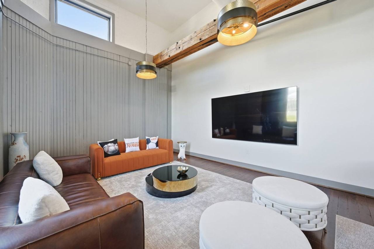 222 W 15th St #1507613P - Photo 2 of 50