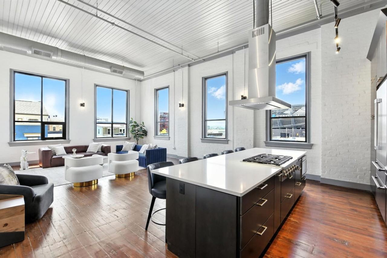 222 W 15th St #1507613P - Photo 3 of 50