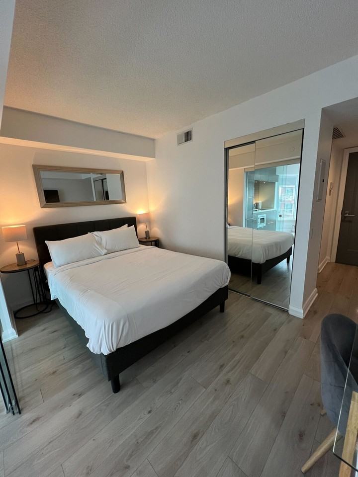 150 Bloor St W #1510938P - Photo 2 of 5