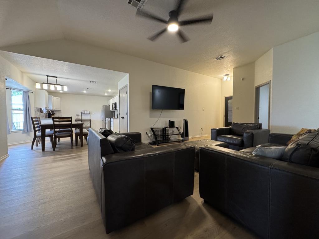 806 James Loop - Photo 2 of 14