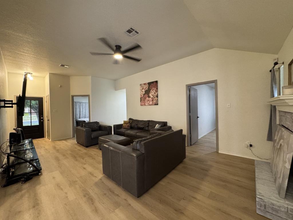 806 James Loop - Photo 3 of 14