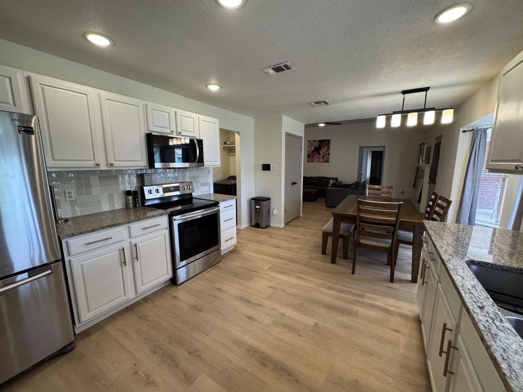 806 James Loop - Photo 4 of 14