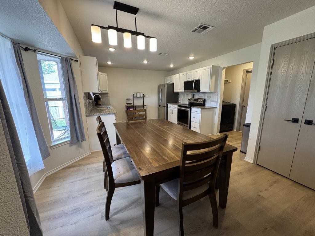 806 James Loop - Photo 5 of 14