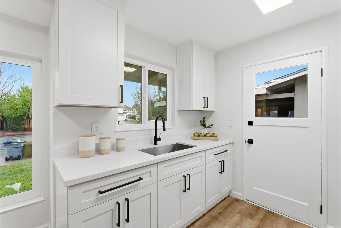 448 Waddington Ave - Photo 4 of 19