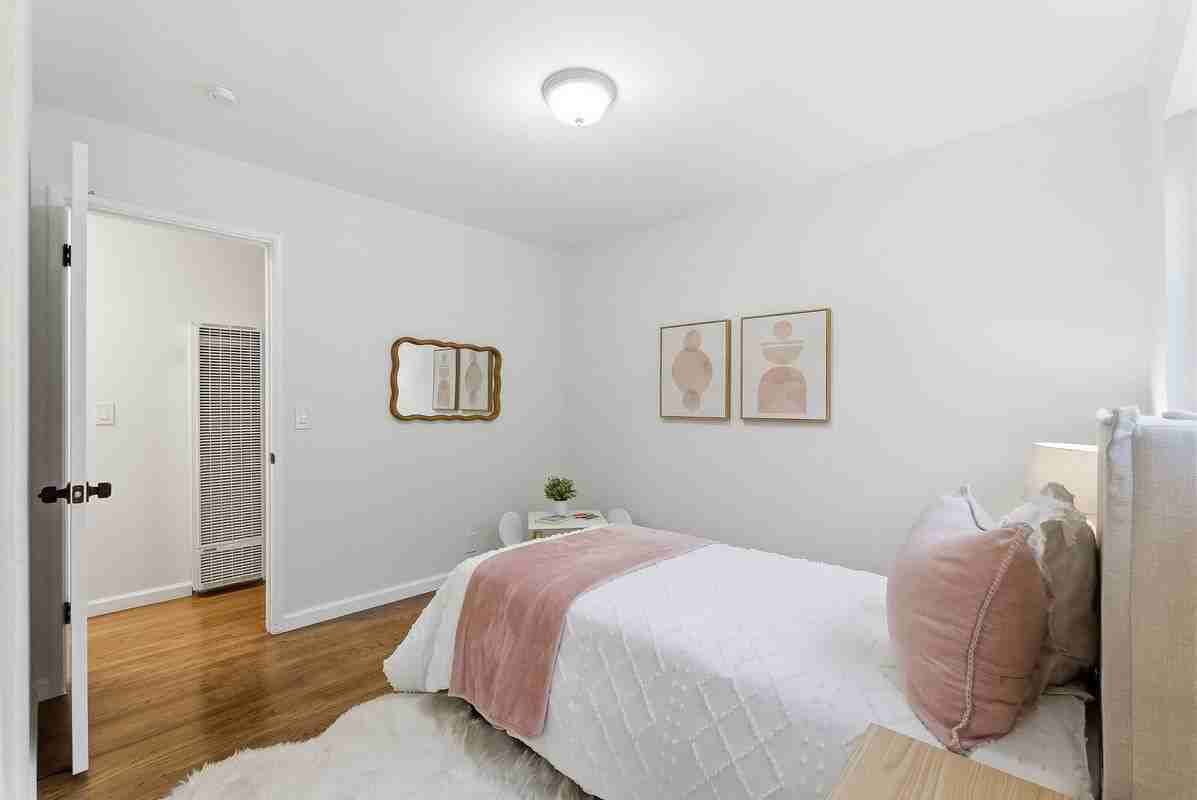 448 Waddington Ave - Photo 7 of 19