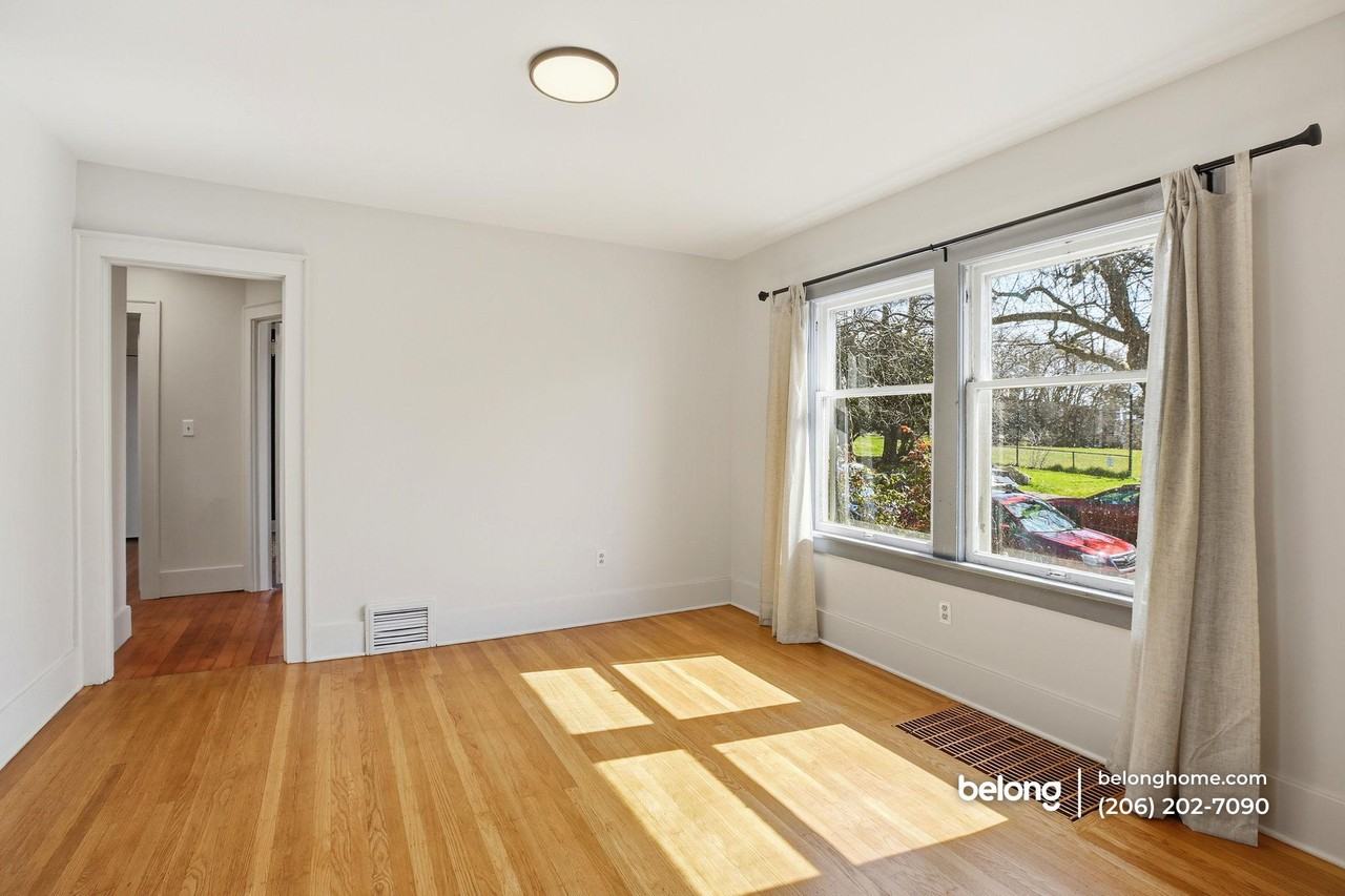 4302 Woodlawn Ave N - Photo 4 of 22