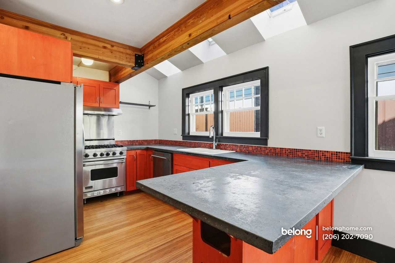 4302 Woodlawn Ave N - Photo 5 of 22