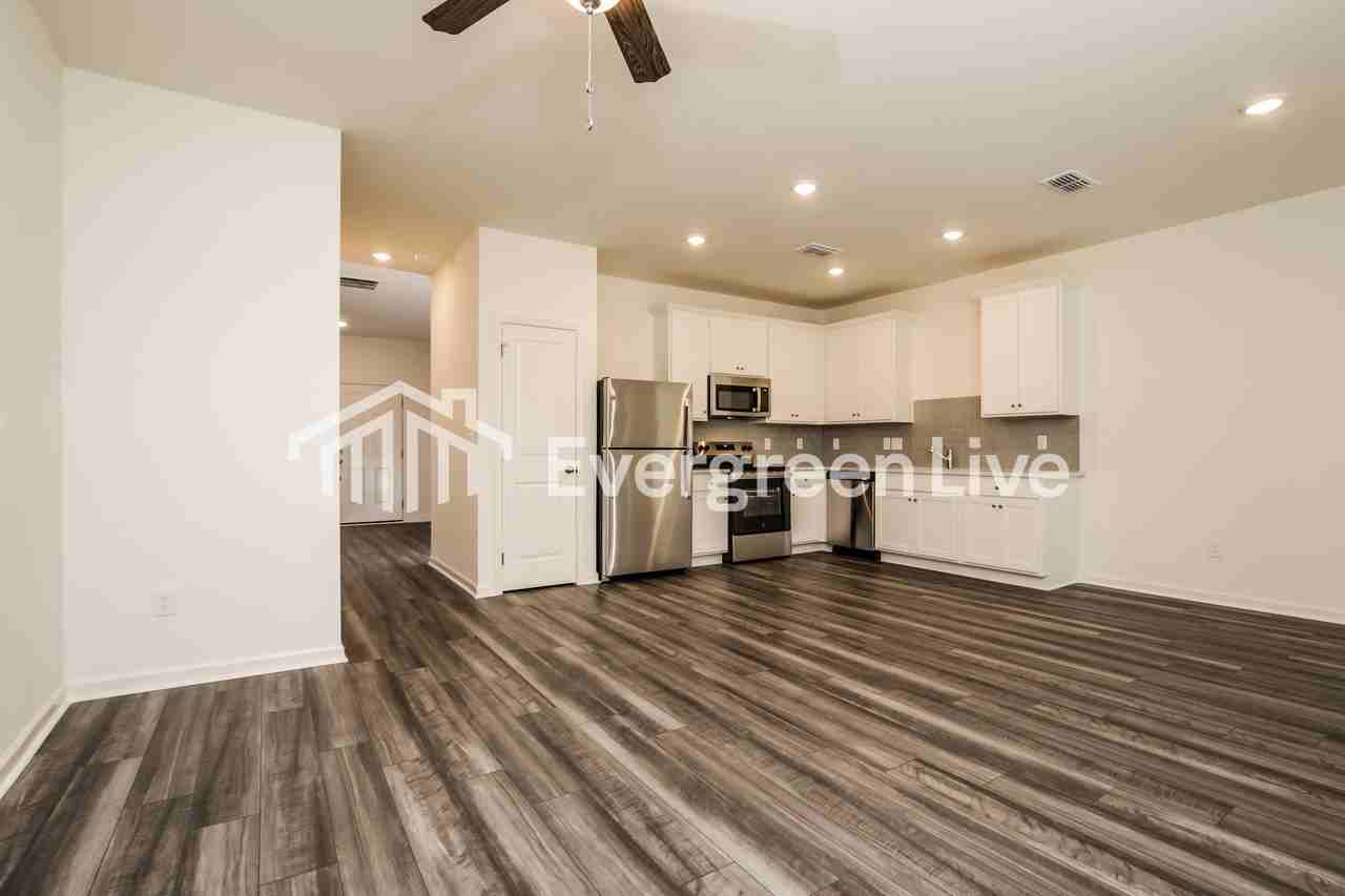 1410 Solace Wy - Photo 3 of 15