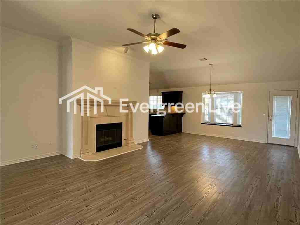 9423 Peachtree Ln - Photo 3 of 7