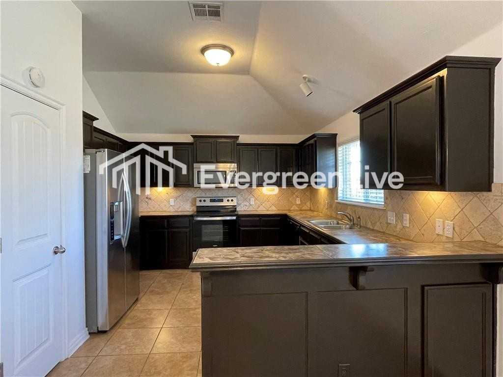 9423 Peachtree Ln - Photo 4 of 7