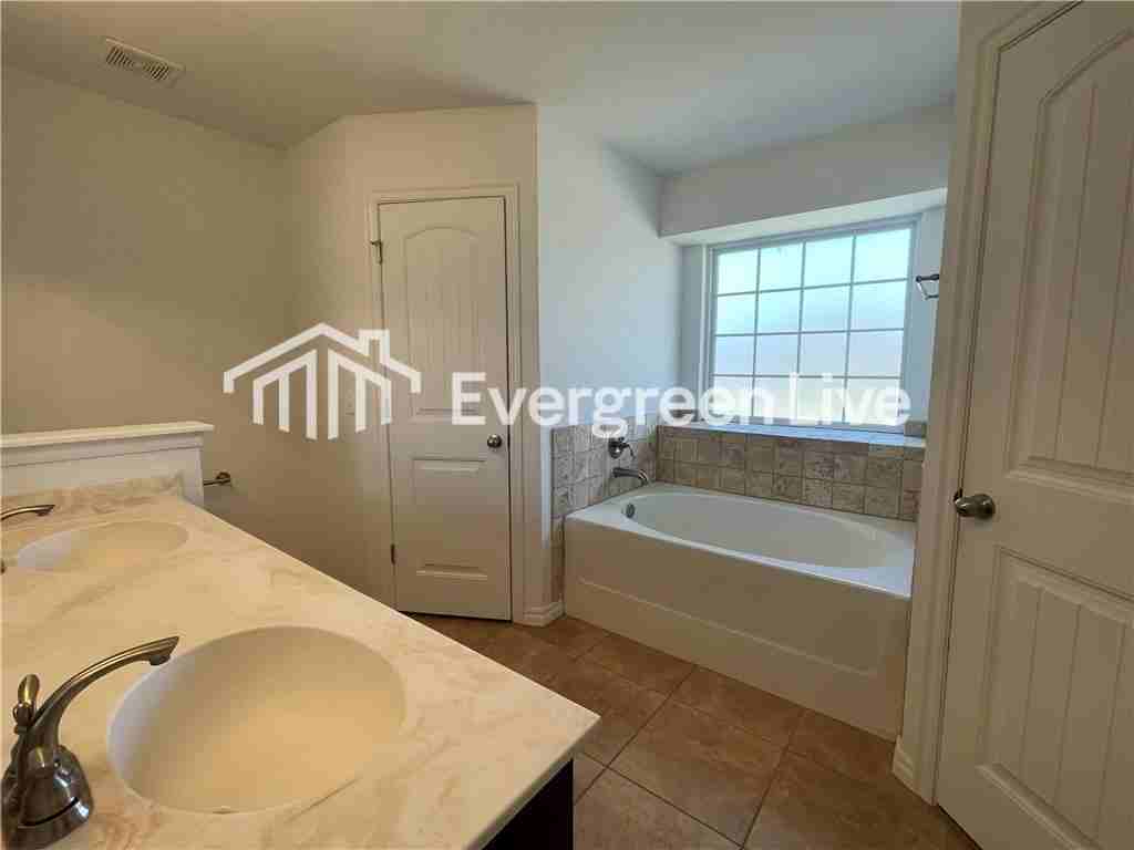 9423 Peachtree Ln - Photo 5 of 7