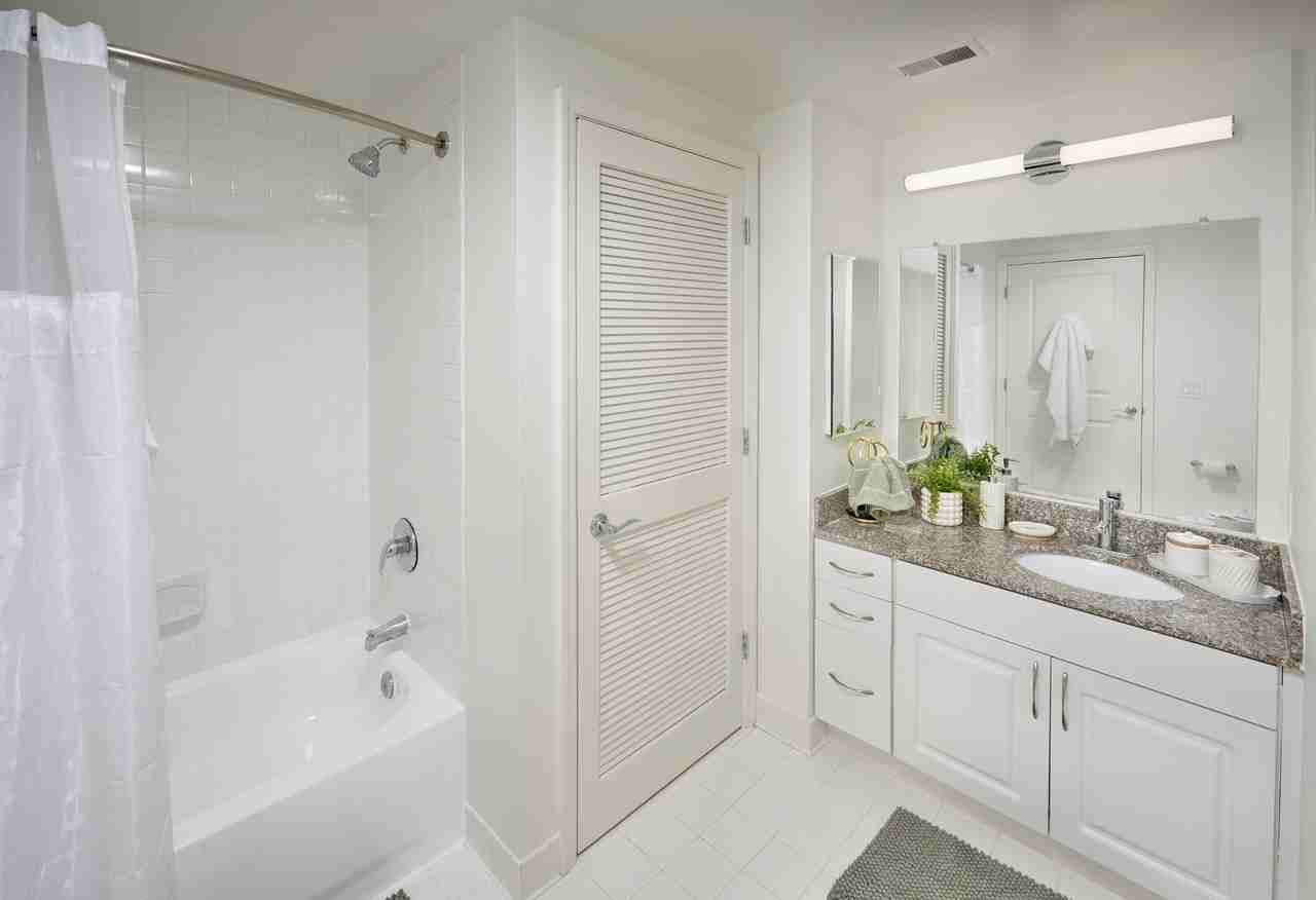 Meridian at Eisenhower - Photo 4 of 50