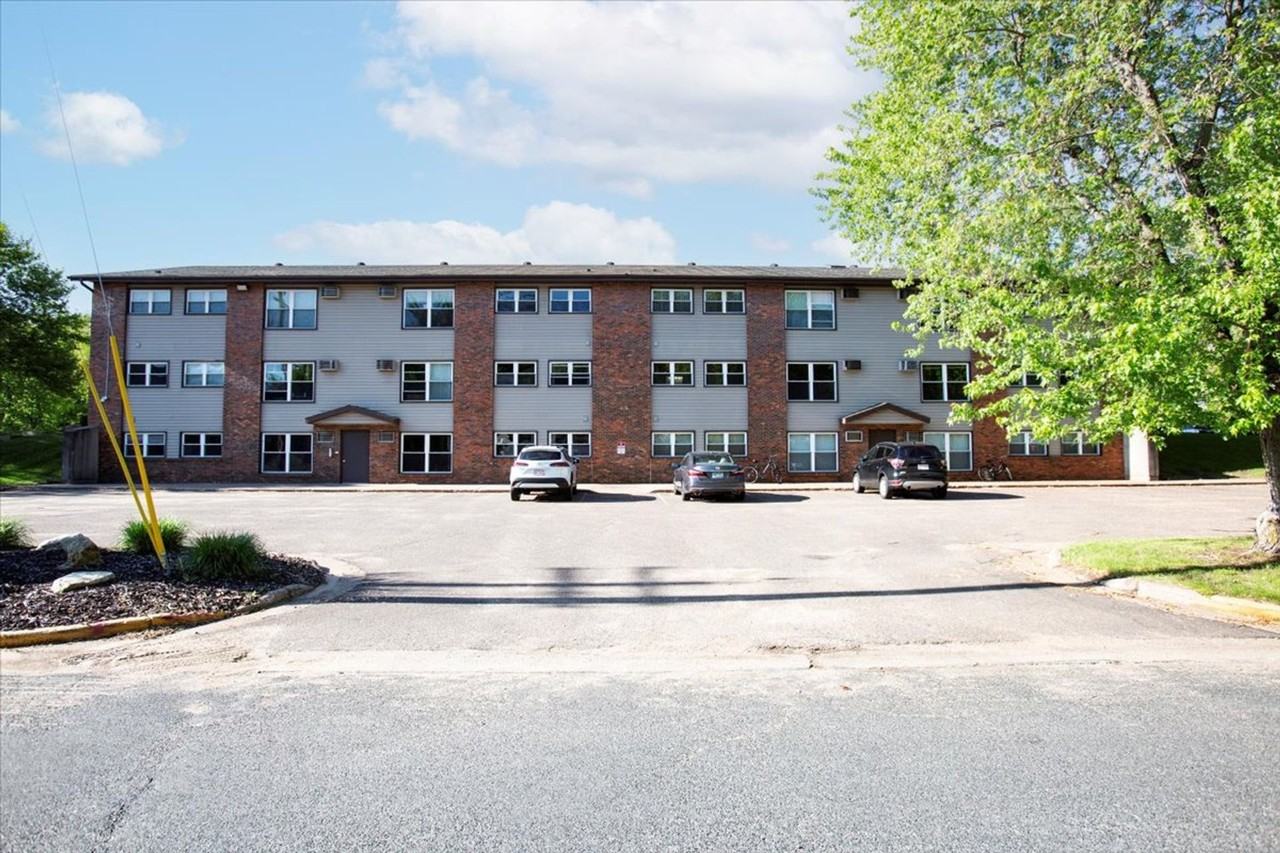Brittany Court Apartments | Convenient Menomonie Living - Photo 2 of 9