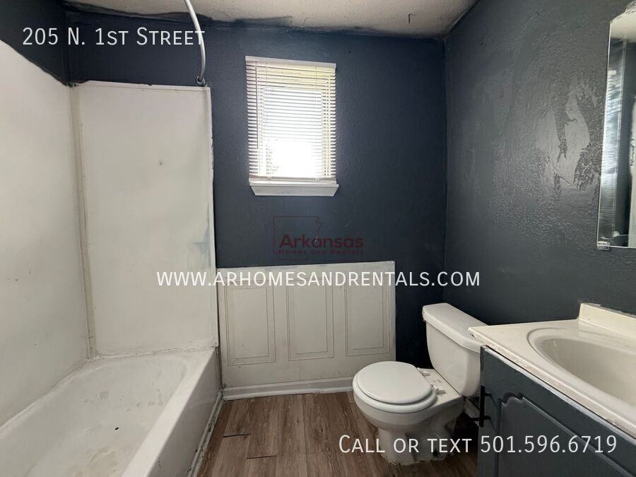 205 N 1st St - Photo 6 of 9