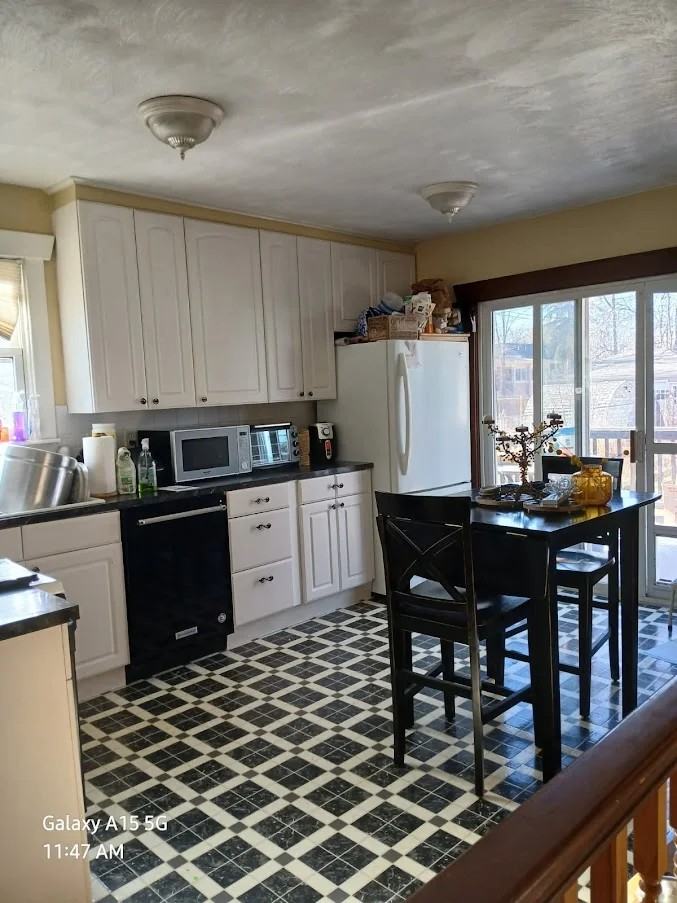 909 Collyer St - Photo 3 of 13