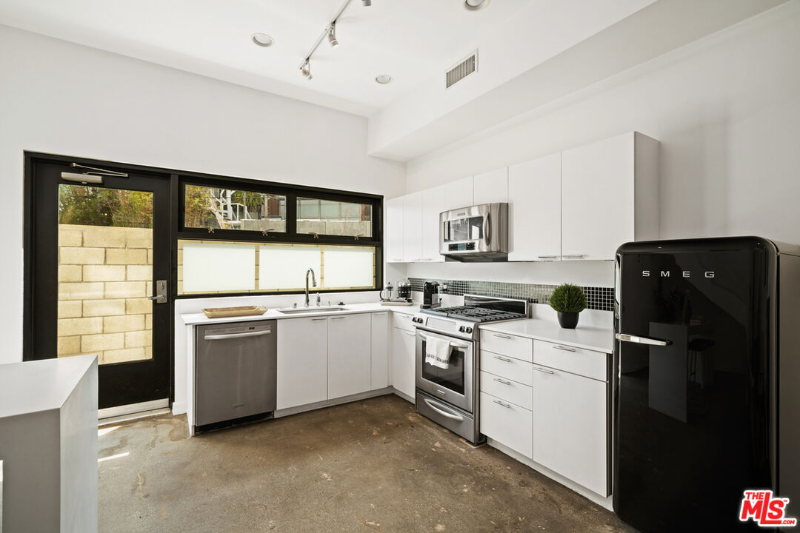 815 Hampton Dr #6 - Photo 4 of 30