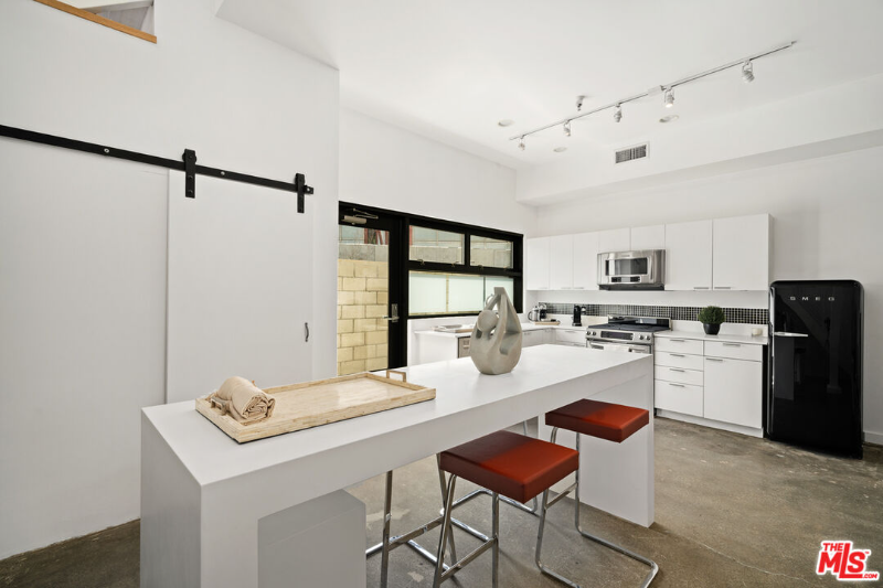 815 Hampton Dr #6 - Photo 5 of 30