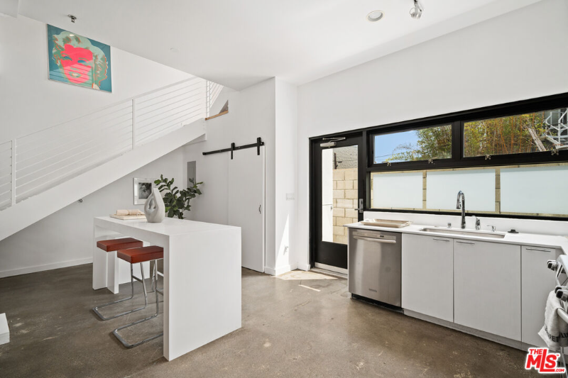 815 Hampton Dr #6 - Photo 6 of 30