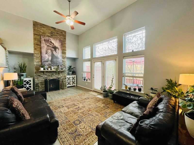 876 Queen City Cres - Photo 3 of 21