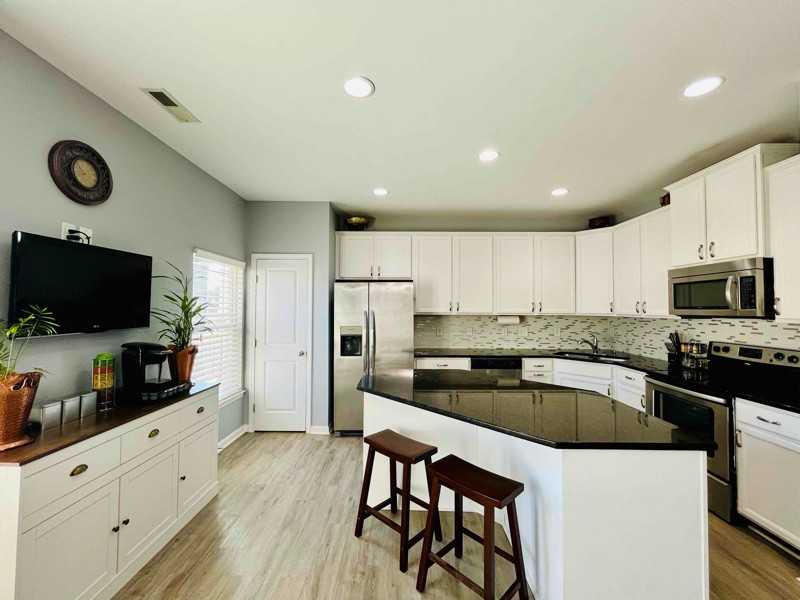 876 Queen City Cres - Photo 5 of 21