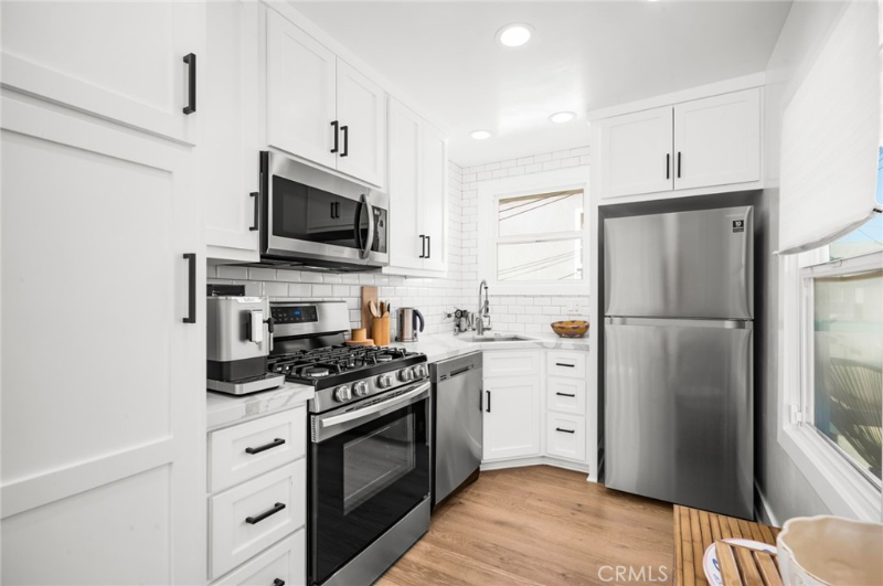 300 1/2 Coral Ave #1-2 - Photo 2 of 8