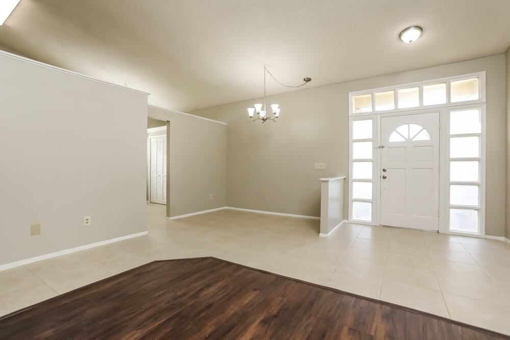 806 E Charing Cross Cir - Photo 3 of 16