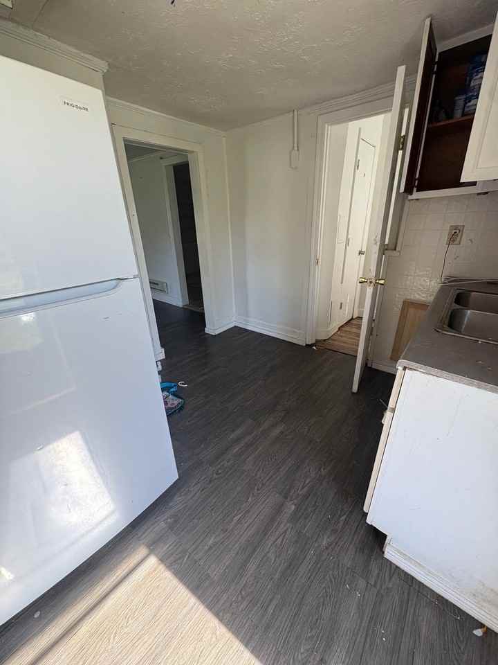 Laurel St - Photo 4 of 7