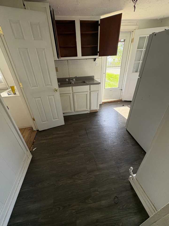 Laurel St - Photo 5 of 7