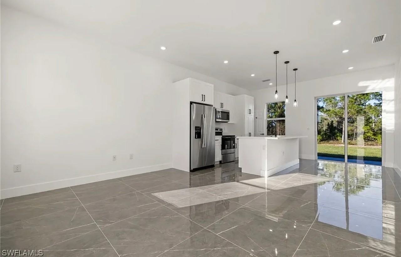 1106 W 11th St - Photo 2 of 12