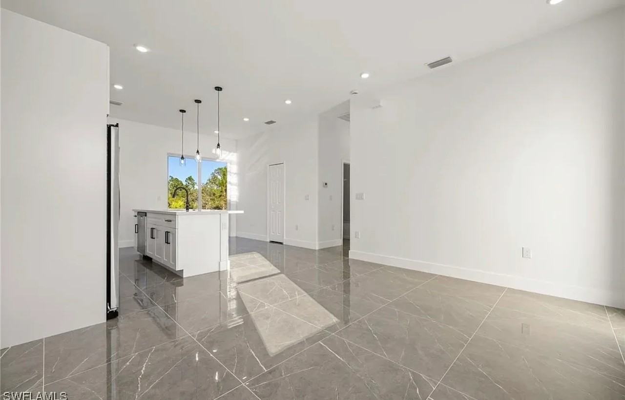 1106 W 11th St - Photo 3 of 12