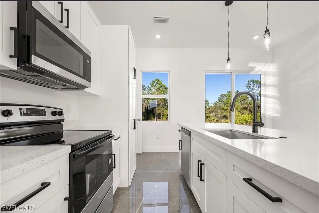 1106 W 11th St - Photo 4 of 12