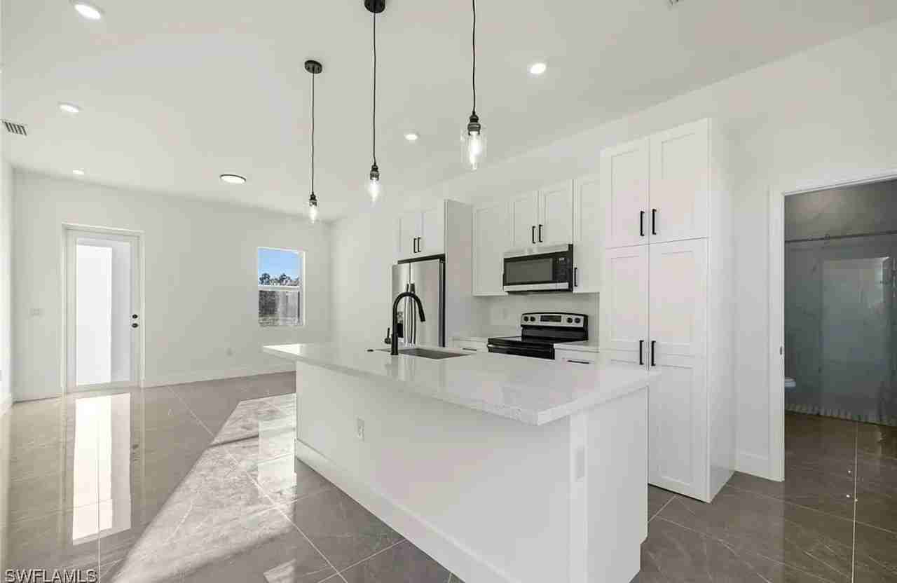 1106 W 11th St - Photo 5 of 12