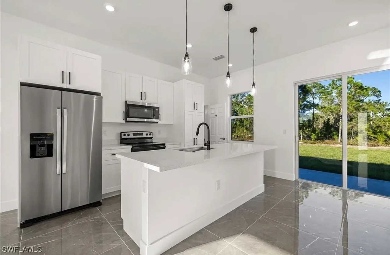 1106 W 11th St - Photo 6 of 12