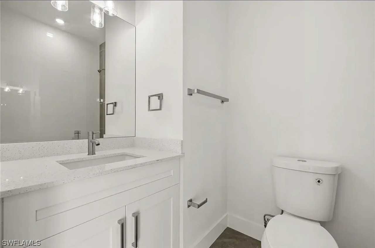 1106 W 11th St - Photo 7 of 12