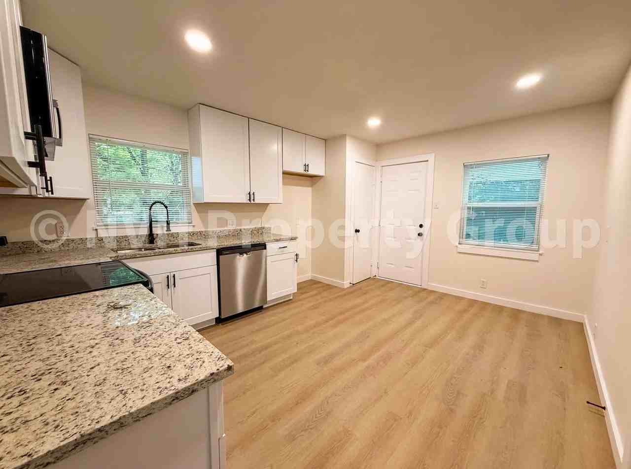 1712 W Birge St - Photo 3 of 12